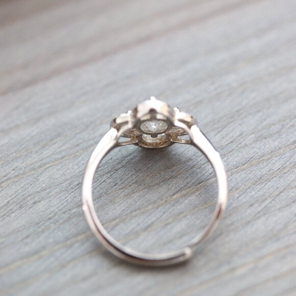 S925 1ct Clear Moissanite Diamond Clover Style Engagement Ring Sterling Silver - Picture 4 of 5